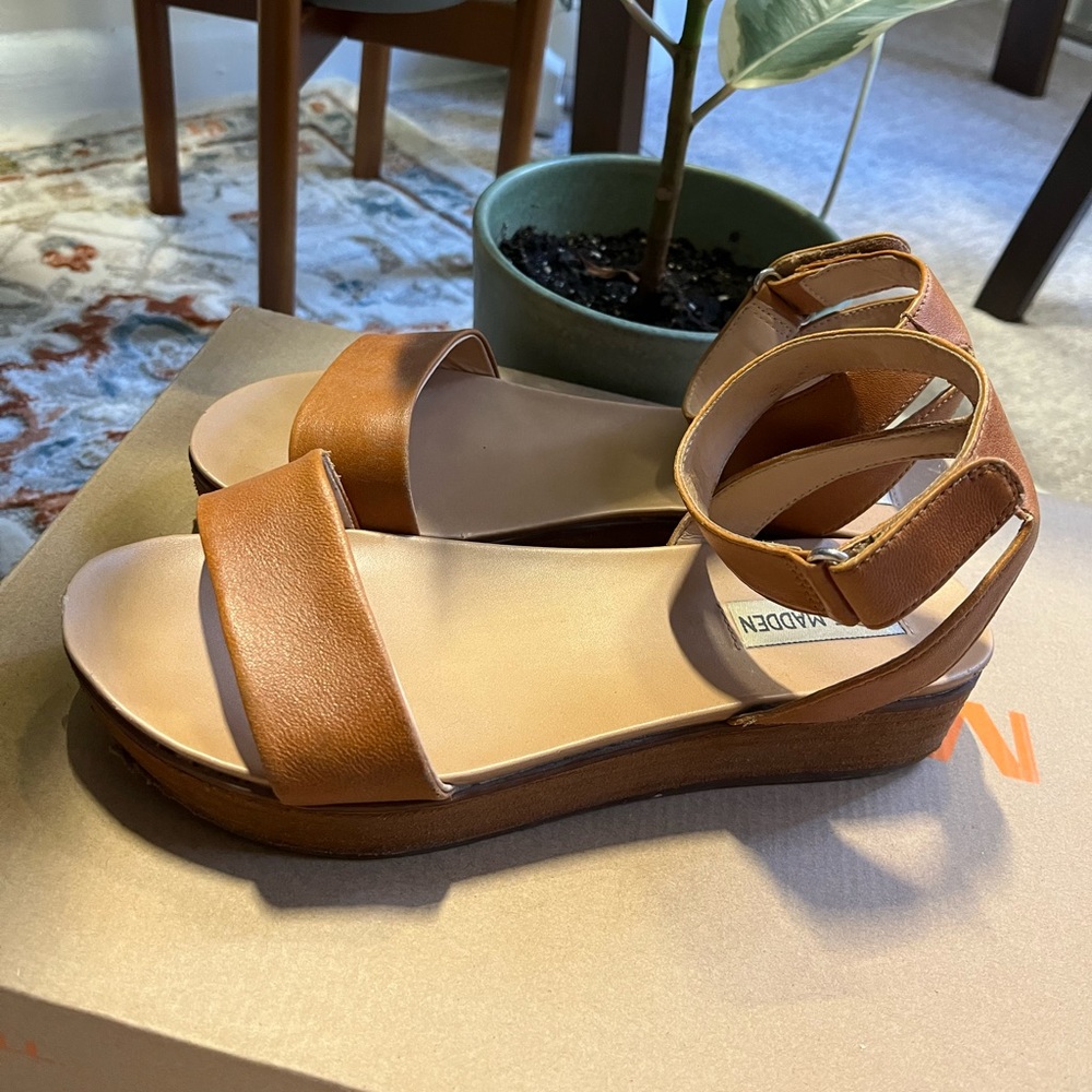 Steve Madden 7.5 platform leather sandals